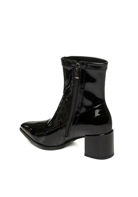  UMA PARKER NEW YORK | 638VERN-NERO